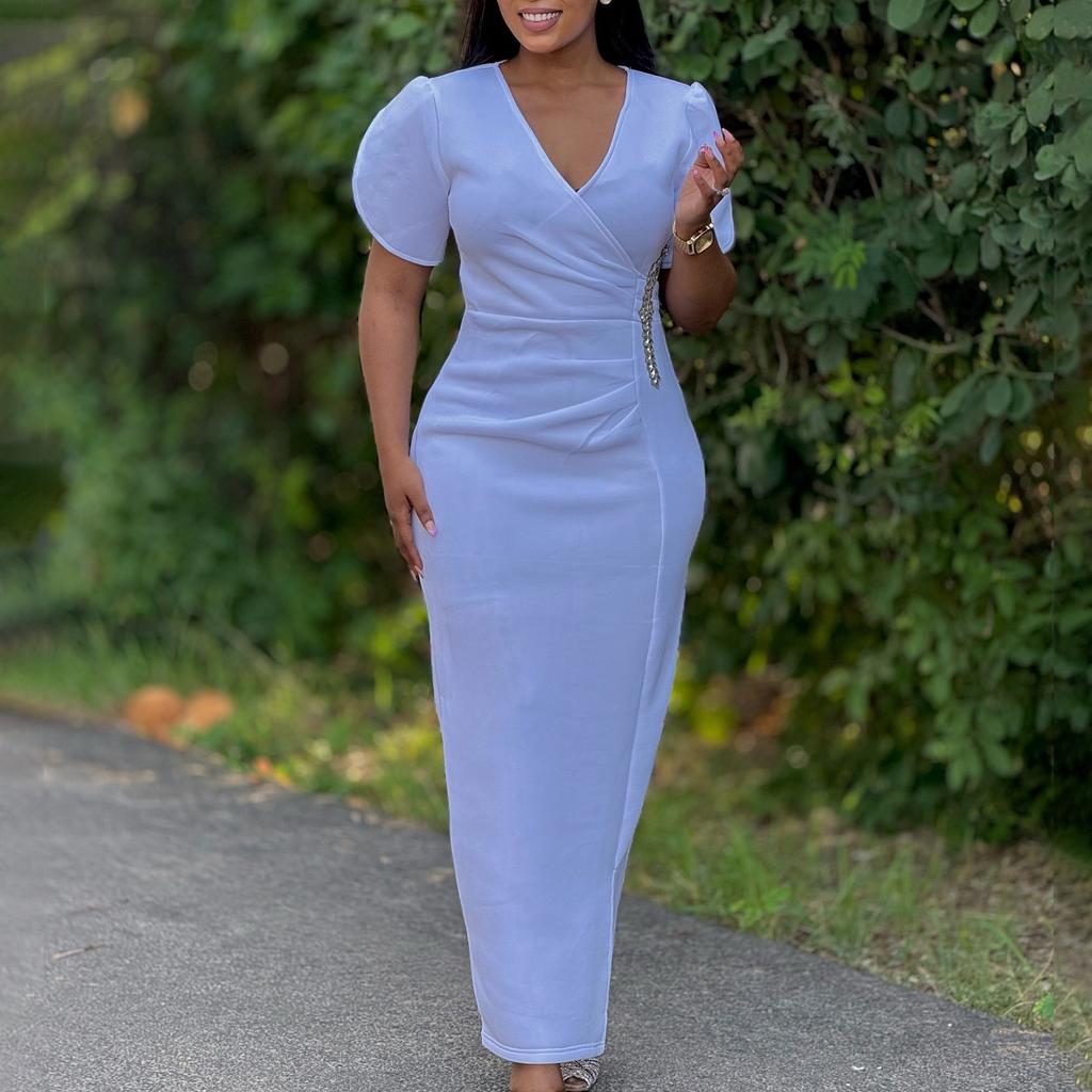 The New Women's Dress Is Fashionable, Elegant and Stylish, Featuring A V-shaped Banquet Dress and A Diamond Embossed Dress