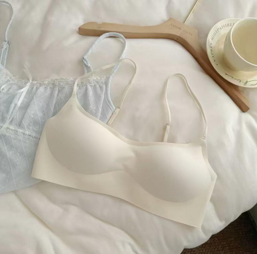 Low-neck foundation, invisible seamless underwear, women's thin styles gather, upper support, no steel ring, thin shoulder strap, square collar bra
