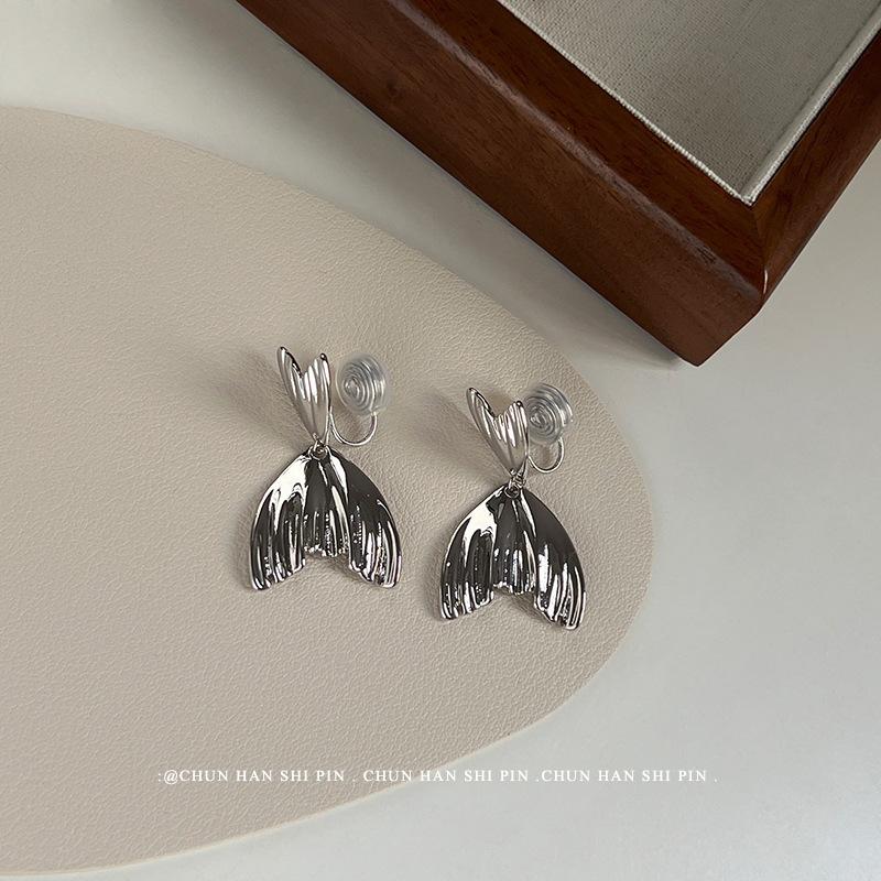 

Fishtail shape ear clips without ear holes Large version Personalized design Temperament earrings Amoy trendy earrings Women s light luxury simple