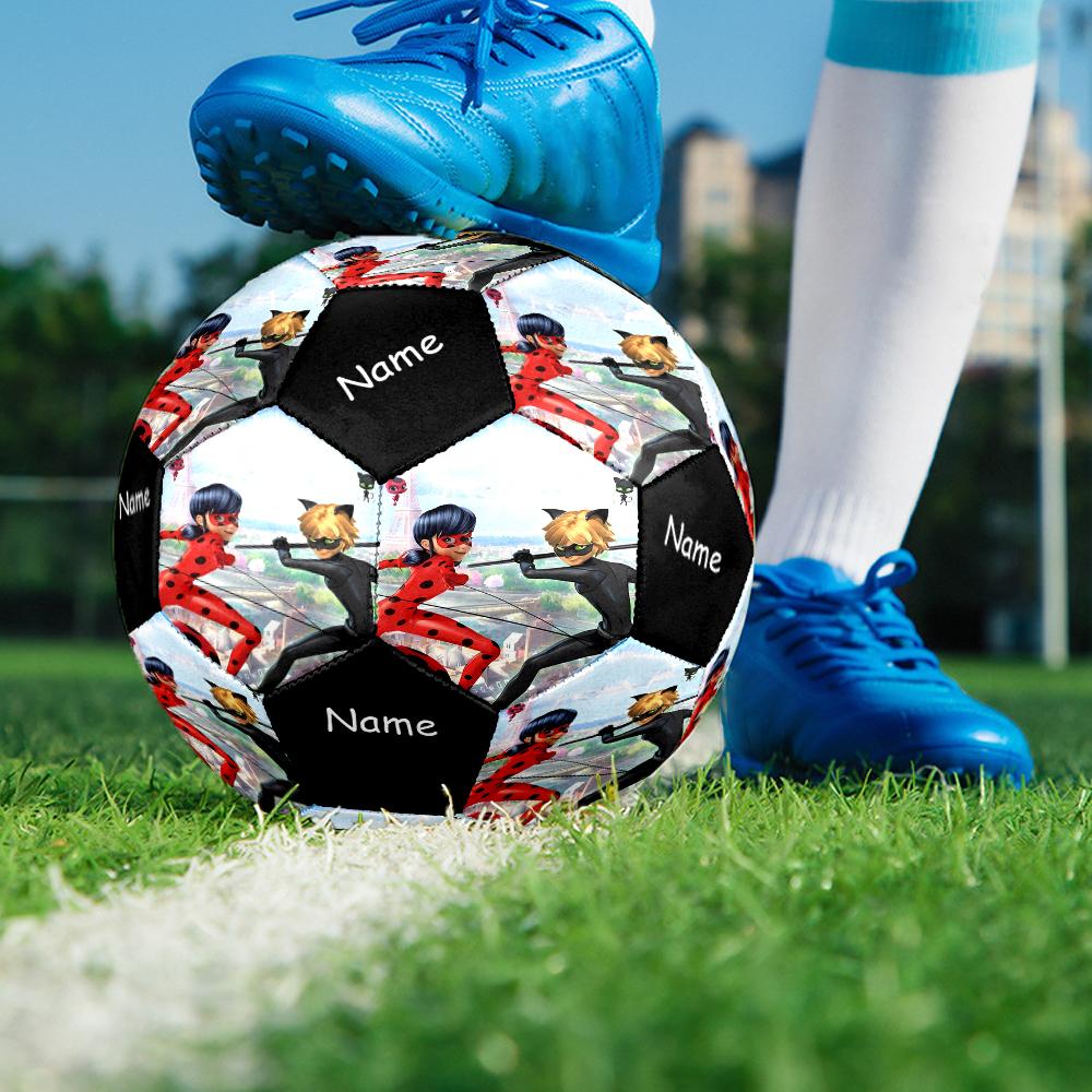 Pallone da Calcio Personalizzato con Nome, Tema Miraculous: Le Avventure di Ladybug e Chat Noir, Taglia 5, Adatto sia per Partite Indoor che Outdoor, un Regalo Adatto a Tutti.