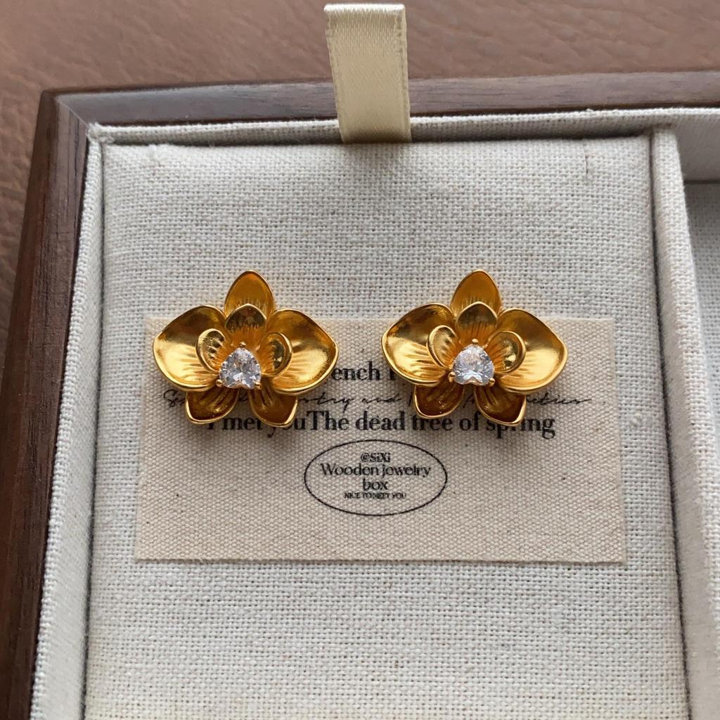 "Vintage Creamy Yellow Starfish Ear Clips: Elegant and Cute, Piercing-Free Sea Star Earrings"