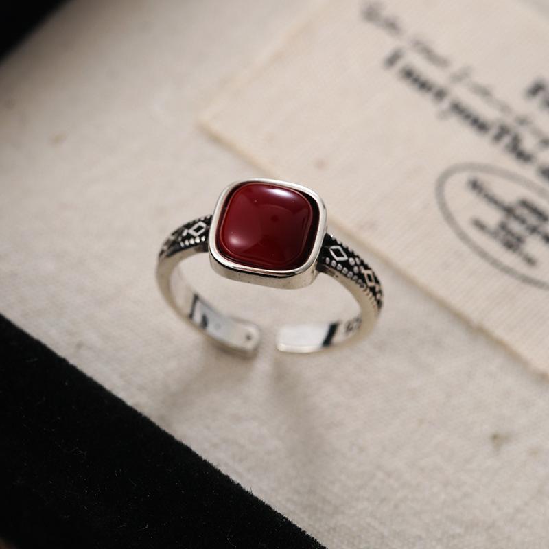 

Винтажный стиль Двор Полый Квадрат Сахарное Кольцо для Женщин Шикарное Изысканное Модное Заявление