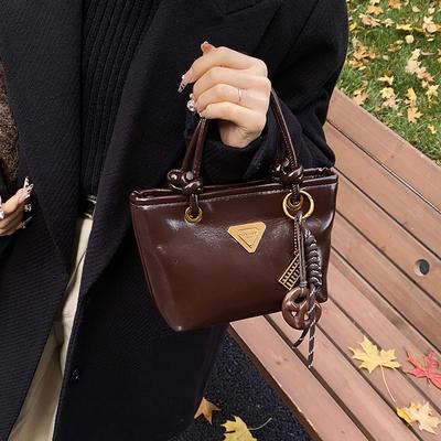 Moda simples e versátil bolsa quadrada pequena portátil feminina outono e inverno novo design de nicho bolsa mensageiro balde retrô