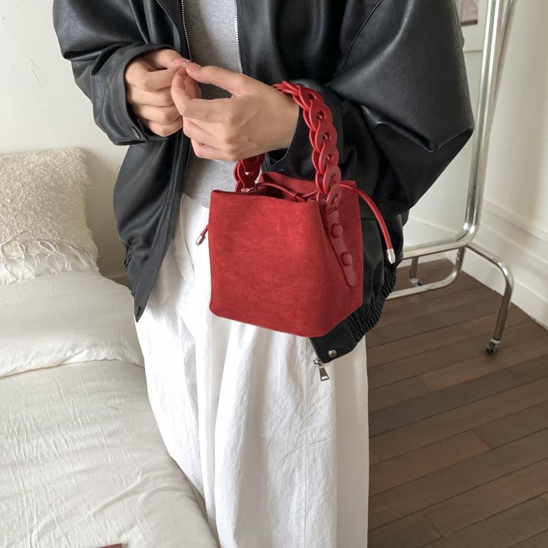 

Выходная сумочка женская 2025 новая ретро замшевая сумка на плечо нишевая универсальная сумка-мессенджер ведро красный