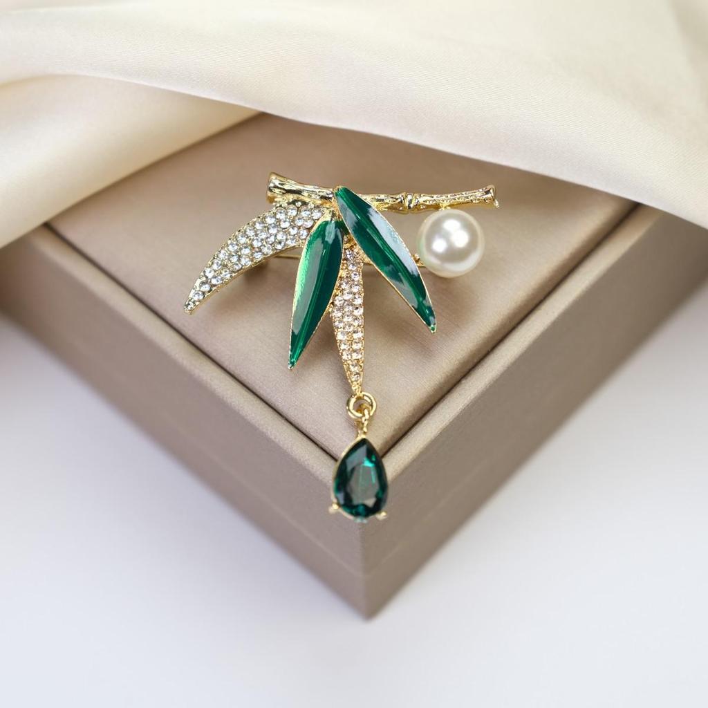 Elegant Women's Brooch: Versatile Bow & Insect Flower Design with Anti-Exposure Feature