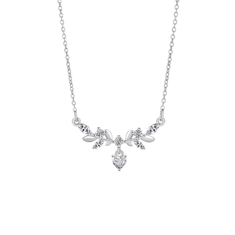 Laurel Flower Necklace: Women's Luxuriously Designed Stainless Steel Clavicle Chain with Lucky Blossom Motif
