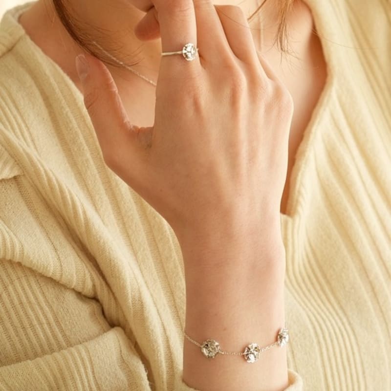 BELLOOGGI Lisianthus bracelet (triple)