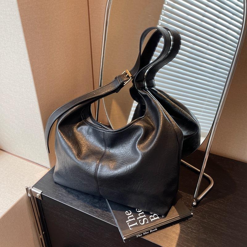 Large-capacity bags women's autumn versatile 2025 new fashion shoulder bag texture popular retro bucket bags this year
