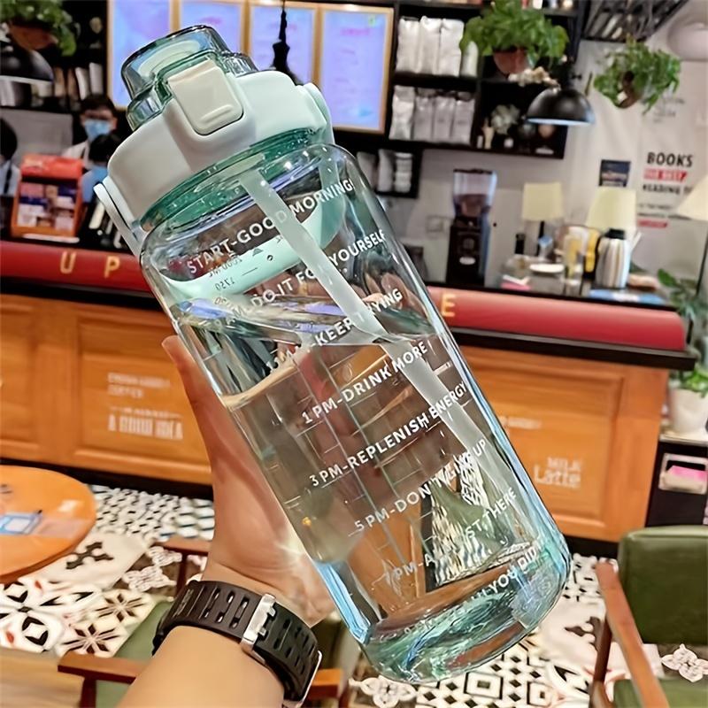 2L/67.63oz Sportwasserbecher Transparent Große Kapazität Wasserflasche mit Stroh Geeignet für Outdoor-Sportarten Fitnesstraining