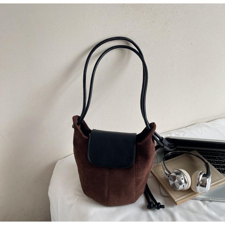 

Нишевый дизайн ретро сумка-ведро женская 2025 новая осень и зима популярная универсальная высококлассная сумка-мессенджер для通勤 темно-коричневого