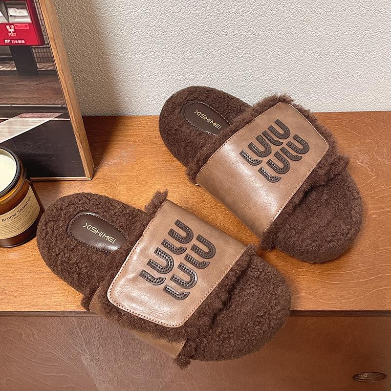 Thick bottom fluffy slippers women wear 2025 autumn and winter new fashion Internet celebrity leisure fairy style lamb wool one-word drag