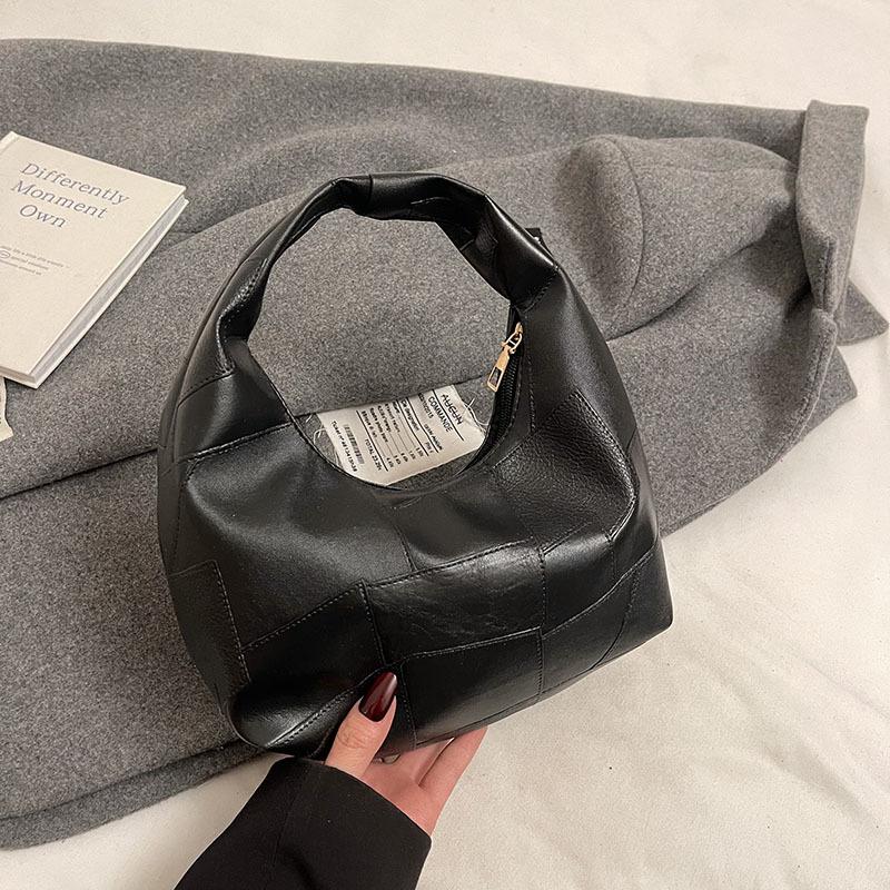 

Stylish and exquisite portable commuter small bag woman 2025 new retro niche one-shoulder crossbody Korean version dumpling bag woman чорний