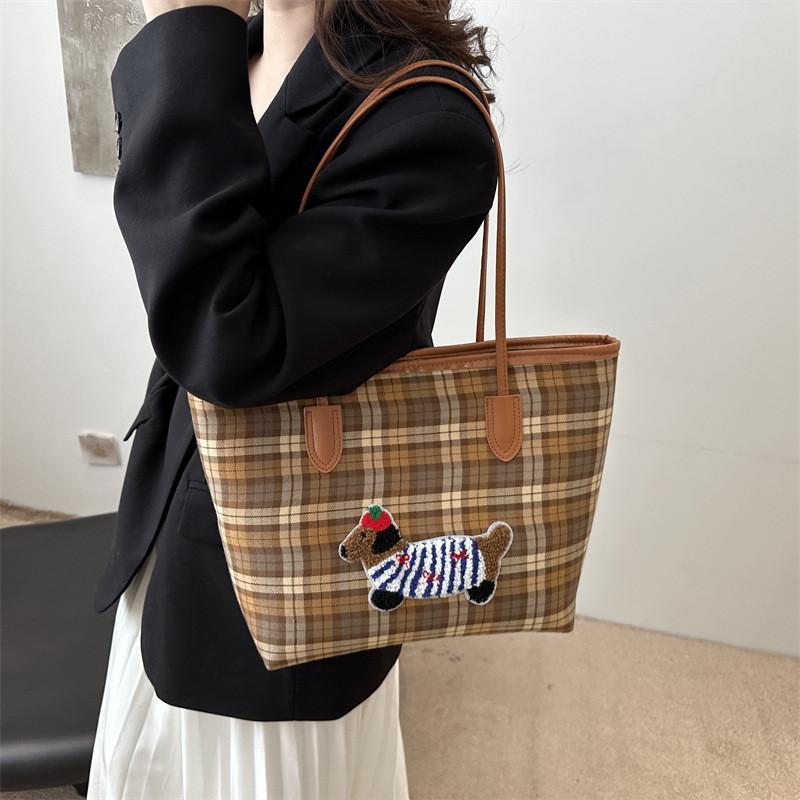 Chic Urban Minimalist Large Tote Handbag For Women Featuring Trendy Plaid Design