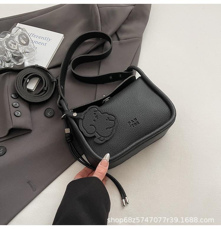 Korean version of simple fashion sense messenger small square bag women 2025 spring new commuter portable versatile small bag