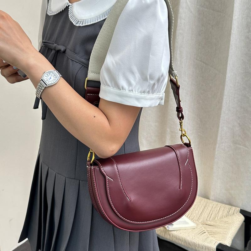 Saddle Bag A Niche Hand-held Fashionable Shoulder Bag with A Slanted Design