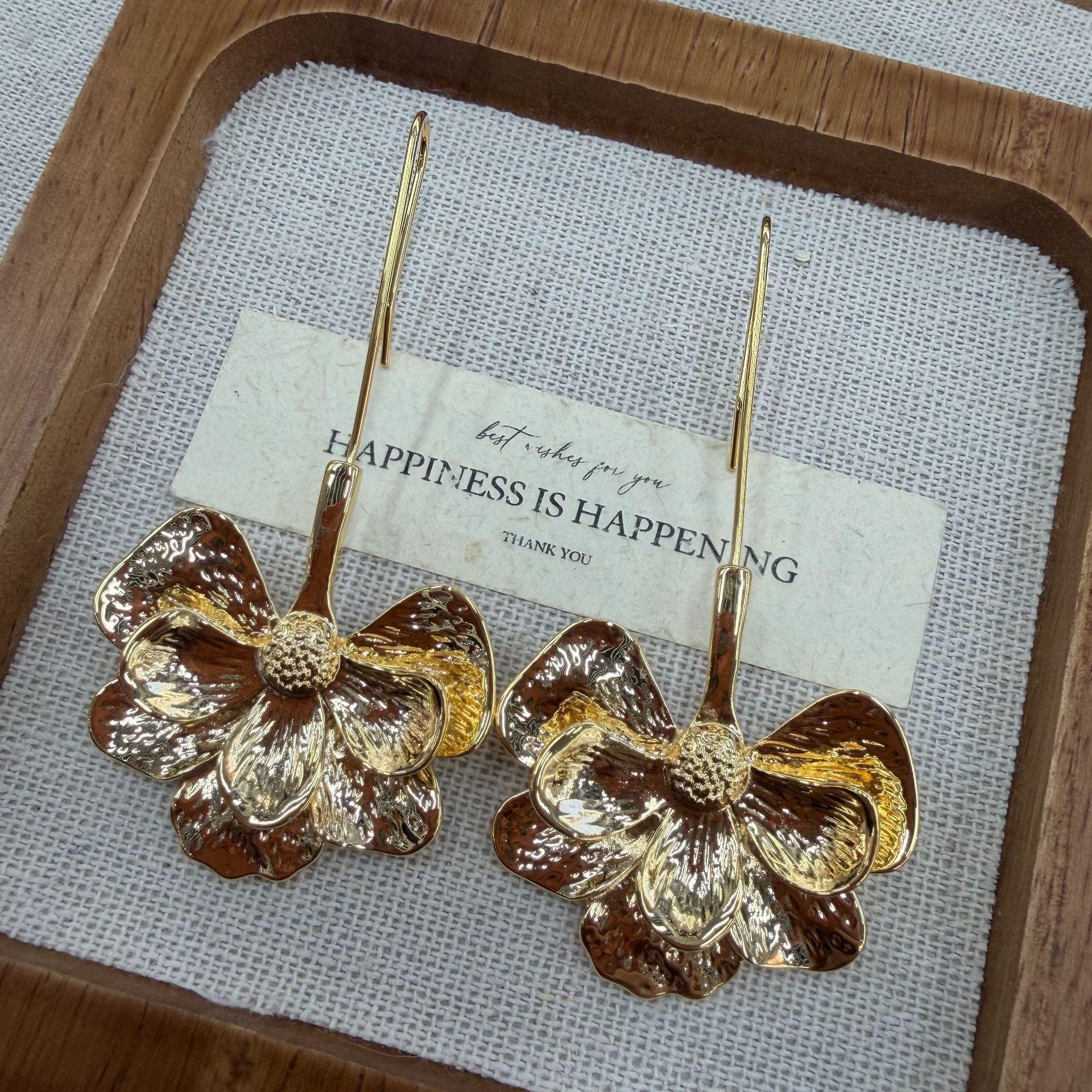 

Simple And Fashionable Flower Stud Earrings Exaggerated Three-Dimensional Metal Texture Flower Ear Hook Double-Layer Petal Long Earrings золотой