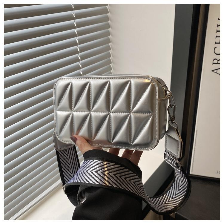 

Stylish and simple texture commuter clutch bag rhombus embroidered thread bag women s 2025 spring and summer new foreign style small square bag серебряный