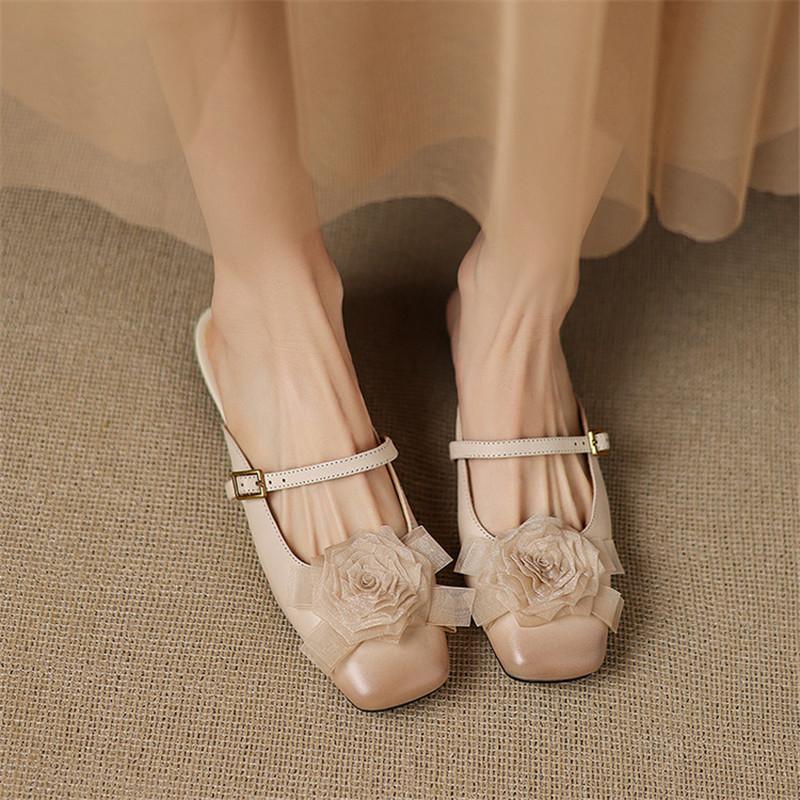 Mode Neue Sommer Hausschuhe Echtes Leder Hausschuhe für Damen Mode Blume Quadratische Zehenschuhe Niedrige Absätze Zehenbedeckende Hausschuhe Sandalen