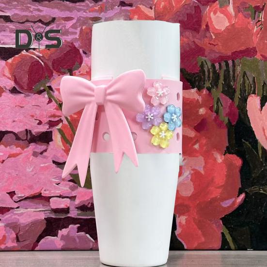 Silikon-Becherhülle für 40-oz-Becher, DIY-Set mit Schleife und Blumenanhänger, rutschfeste Schutzhülle, spülmaschinenfest, Geschenk für Becherliebhaber