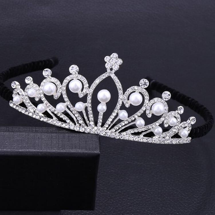 The Elegant Princess Headband with A Crown and A Drill Bit Band Is A Bride's Wedding Dress Accessory