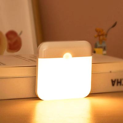 1 db LED éjszakai lámpa, emberi mozgásérzékelő lámpa USB C újratölthető szekrény lámpa, vezeték nélküli LED fali lámpa lépcsőhöz szekrény konyhai ágy