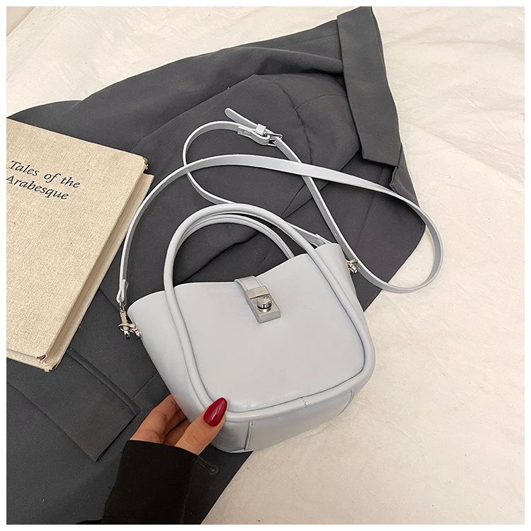 Högklassig liten väska dam 2025 ny mode mångsidig axelremsväska sommar populär handväska hinkväska