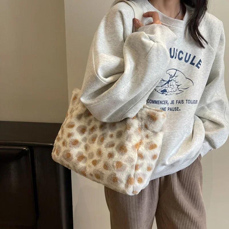 Autumn and Winter Large Capacity Furry Bag for Women  New Class Commuter Small and Versatile Fur Paquete