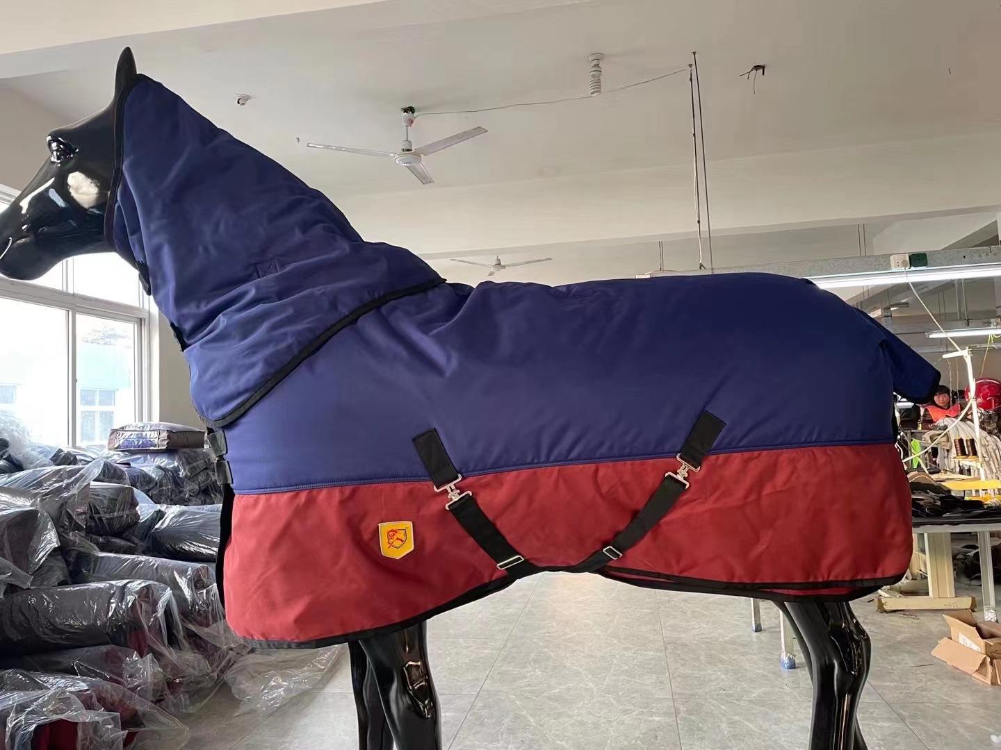 

Новая модель зимнего попона для жеребенка с утолщенной шеей для защиты от холода Blue-Red 105cm (Fits 1.2m Shoulder Height)