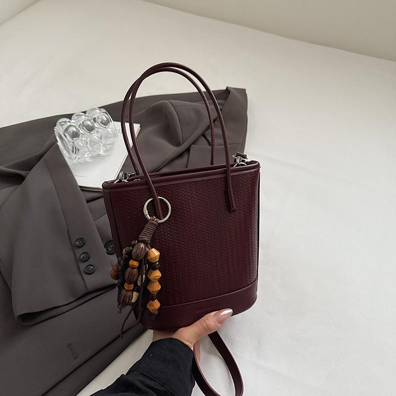 Large capacity bag women's niche casual simple portable bucket bag autumn new woven commuter messenger bag