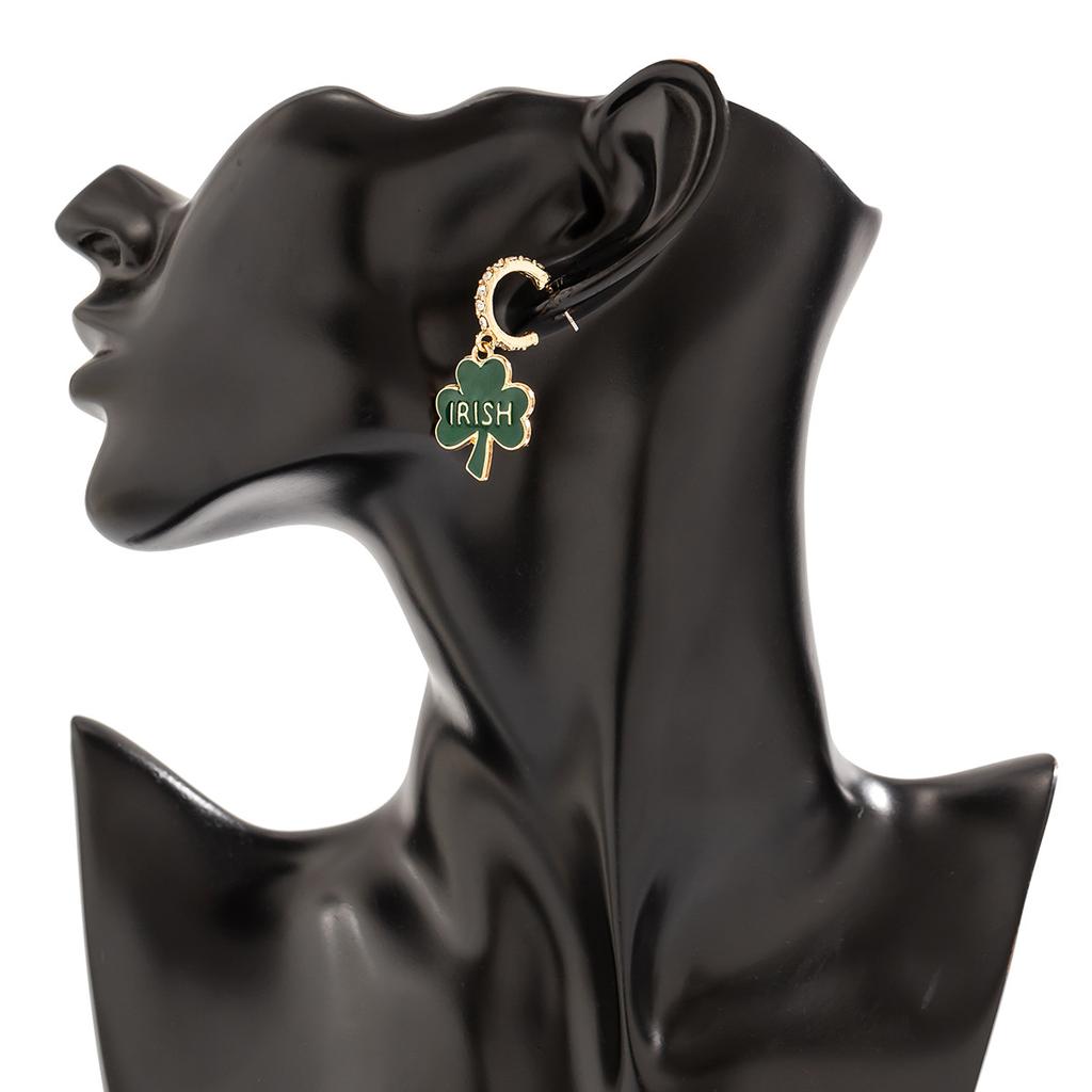 Grüne Klee-Buchstaben-Steckohrringe Weibliche Persönlichkeit Vintage Grüne Mikromosaik-Strass-Ohrringe