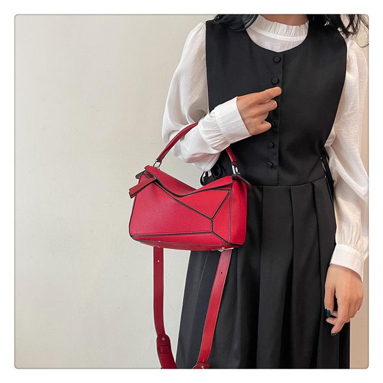 Lychee Pattern Portable Shoulder Messenger Bag, Fashionable and Practical.