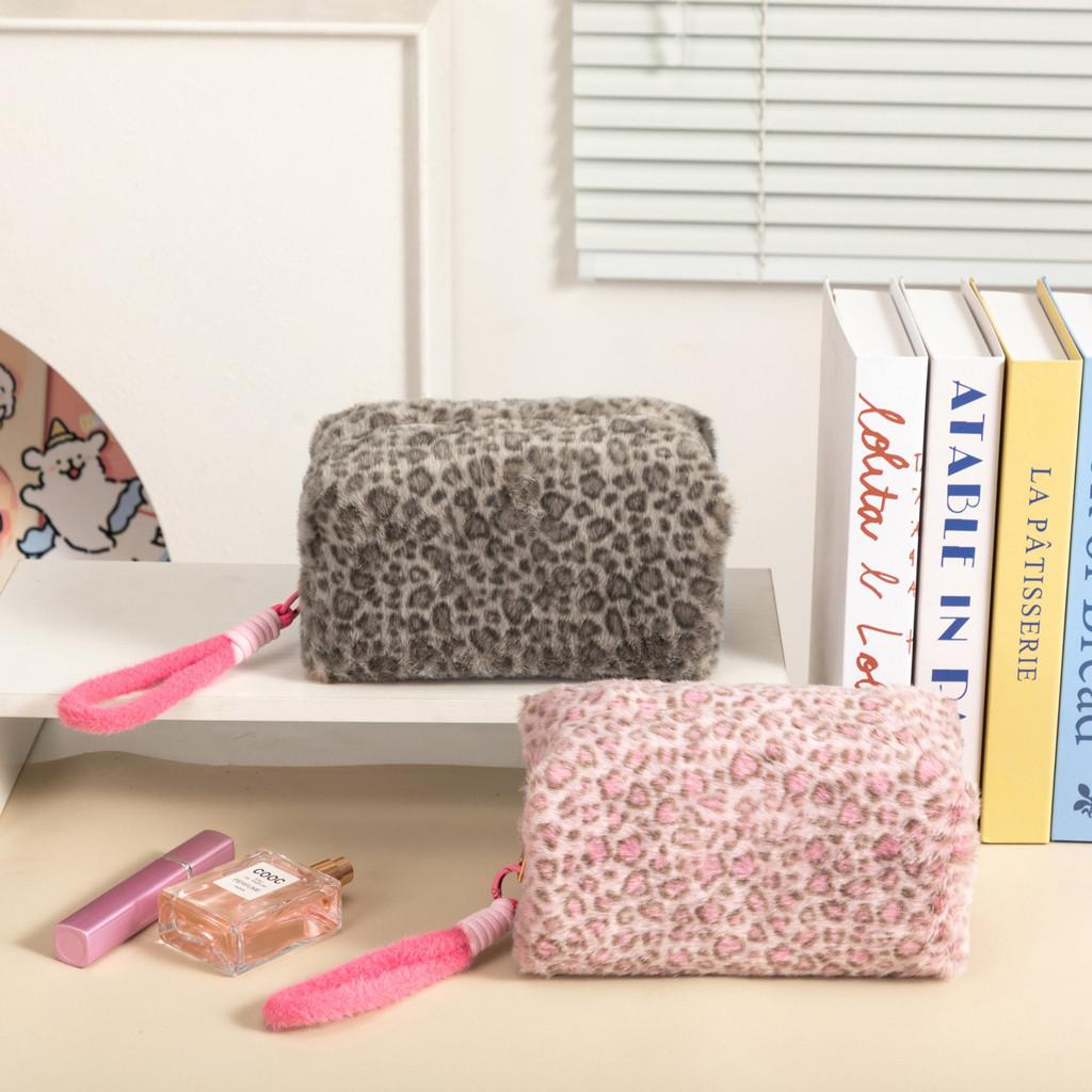 Nordic Style Leopard Pattern Cosmetic Organizer With Plush Material And Zipper Closure For Women