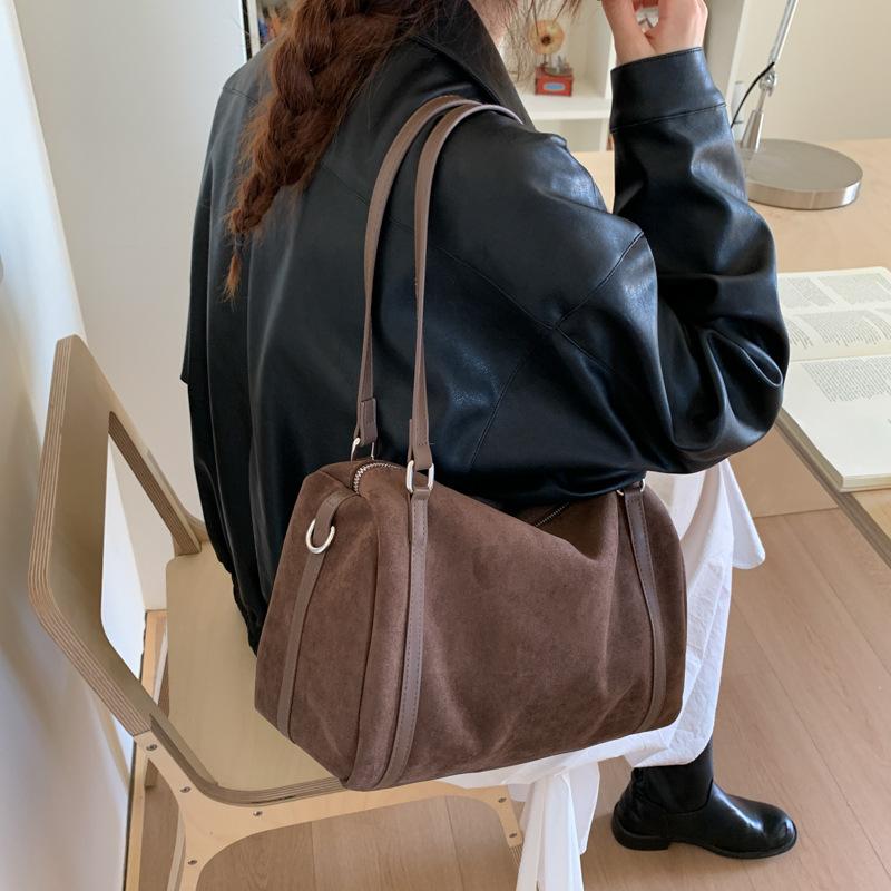 Large capacity bag 2025 new trendy retro versatile fashion high sense shoulder bag suede commuter messenger bag