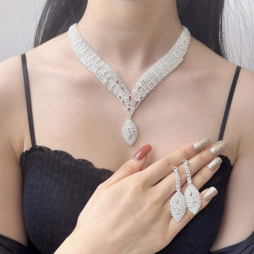 Ensemble Collier Boucles d'Oreilles Bracelet Cristal Goutte d'Eau Ensemble Deux Pièces Chaîne de Clavicule Entièrement Pavée de Diamants Collier pour Robe de Soirée