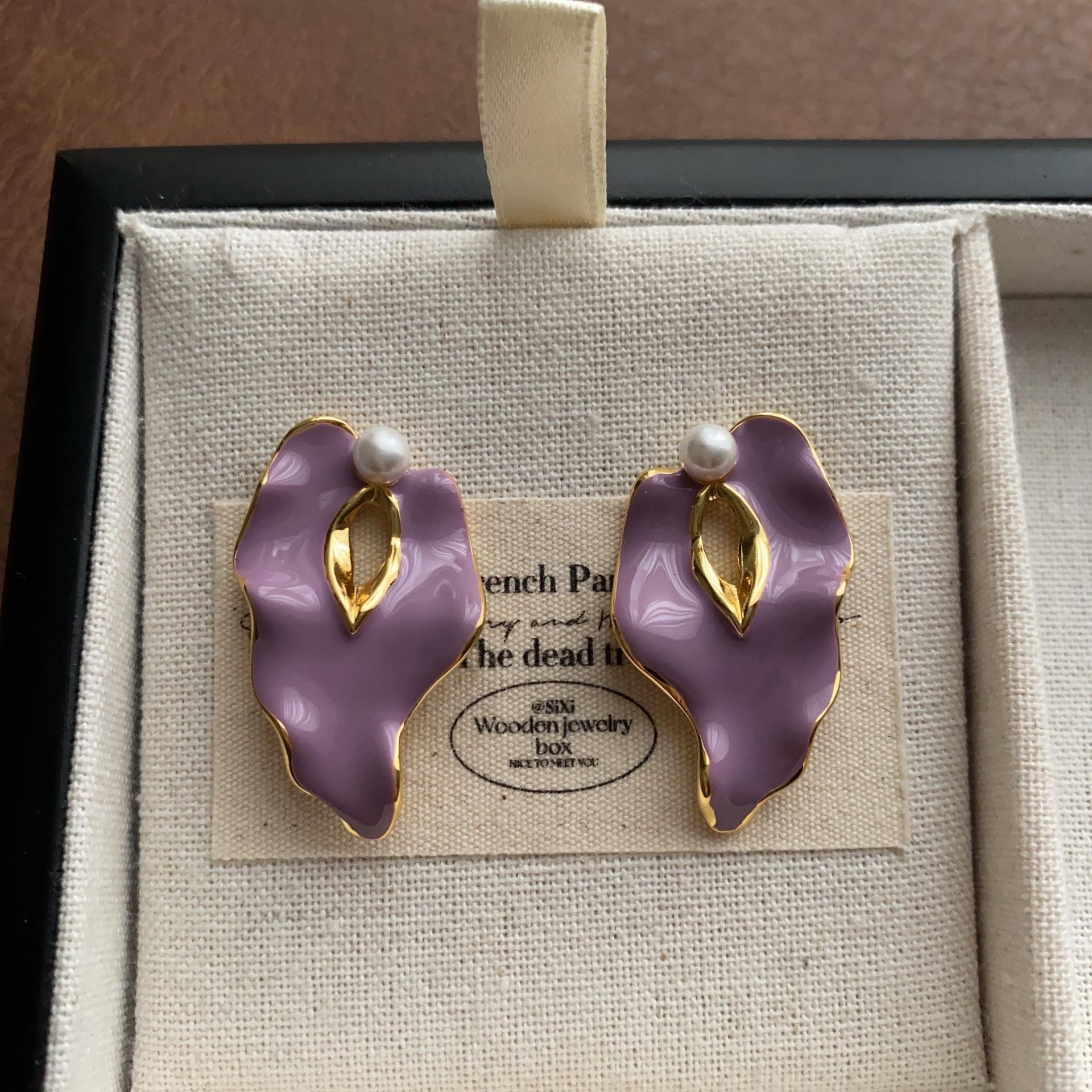 

Color three-dimensional enamel calla lily pearl stud earrings, sweet, cool, advanced, niche, fashionable, fresh and light luxury earrings.