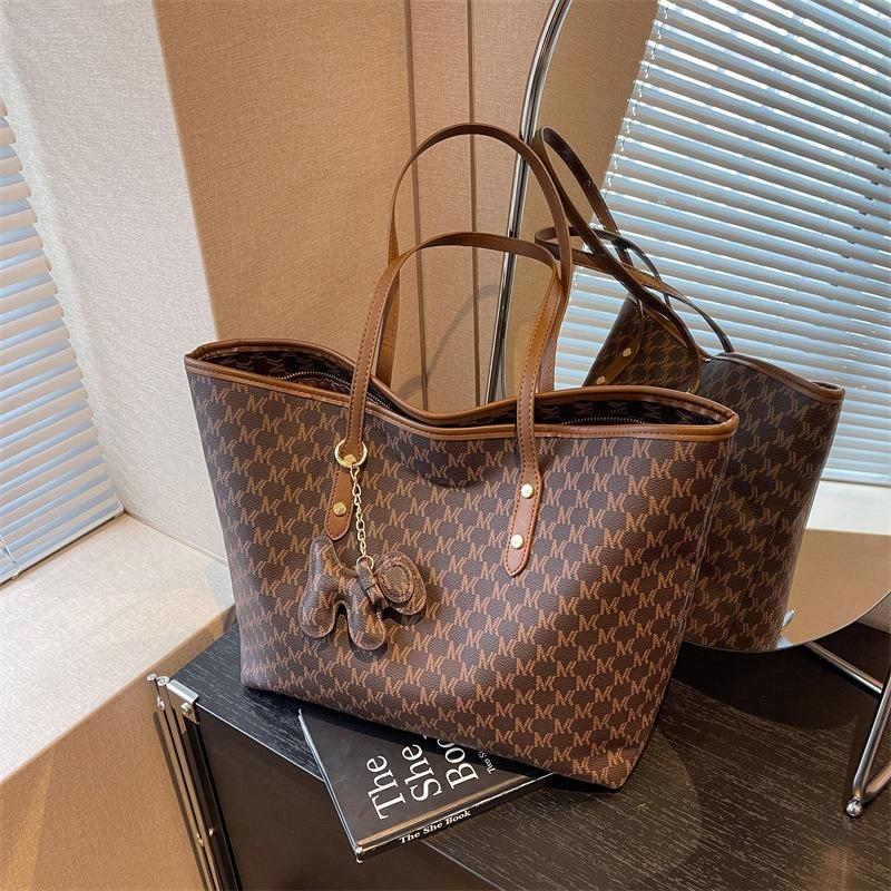 Large Capacity Women's Tote Bag Spring New Use Simple Atmosphere Fashionable Texture Shoulder Bag