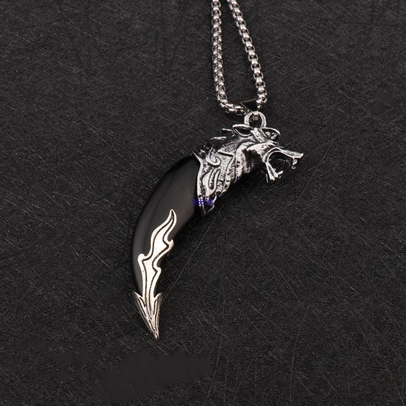 Collier Dent de Loup pour Homme: Pendentif Dominateur Dent de Chien Noir sur Chaîne Rétro en Acier Titane - Accessoire Tendance pour 2025.