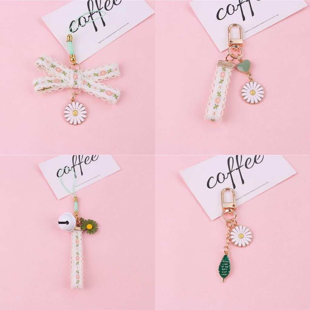 Delicate Daisy Keychain Pendant With Smooth Silicone And Durable Metal Material