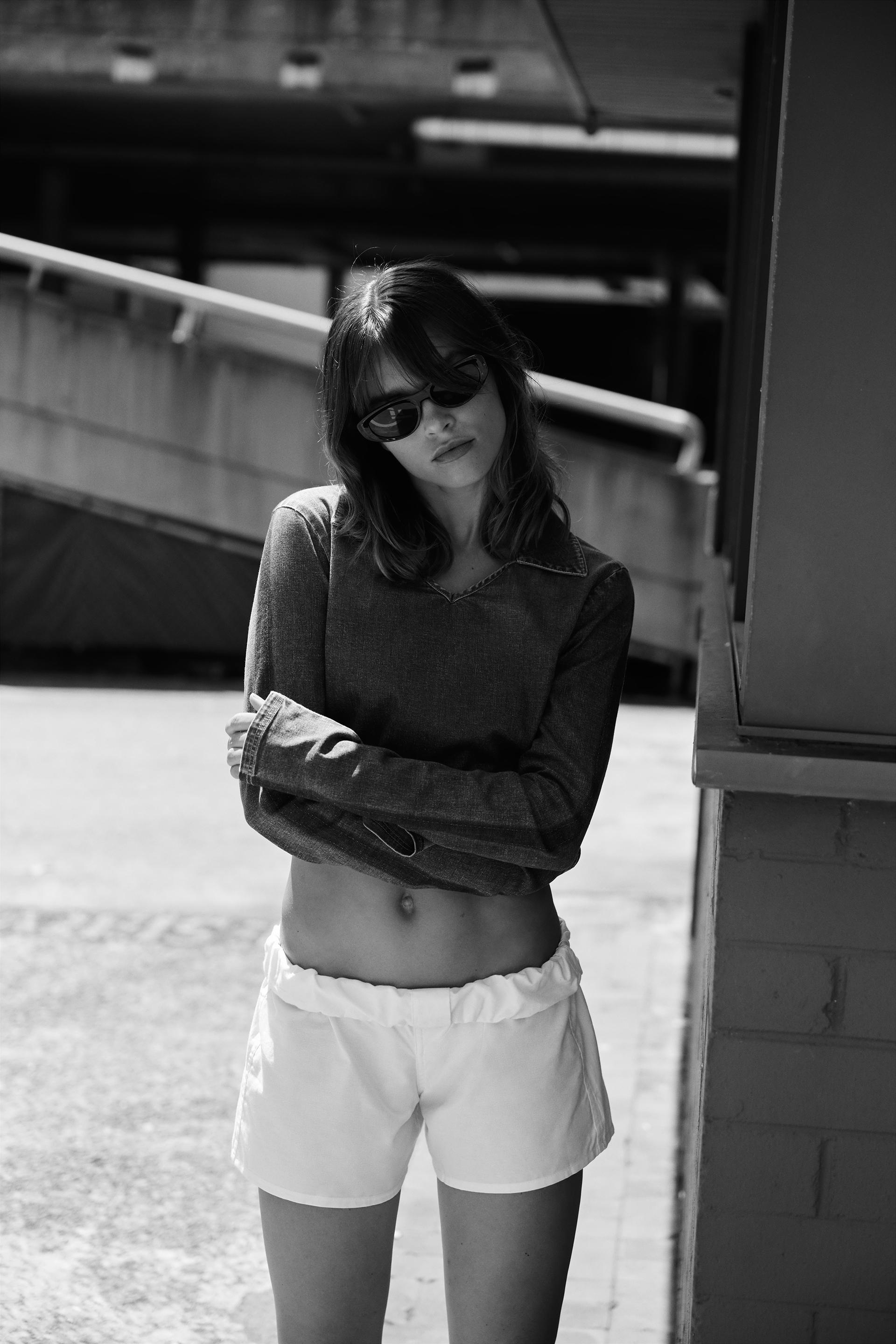 

ДЖИНСОВАЯ ХУДИ TRF С КАРМАНОМ