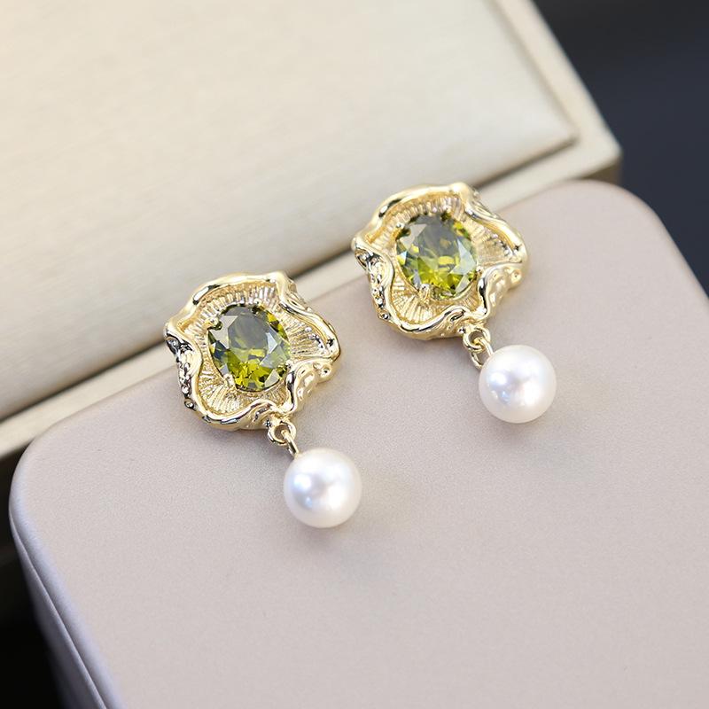 

Легкие серьги с циркониевым жемчугом в роскошном стиле, серьги-камуфляжи высокого класса, модные и универсальные женские серьги. 18K