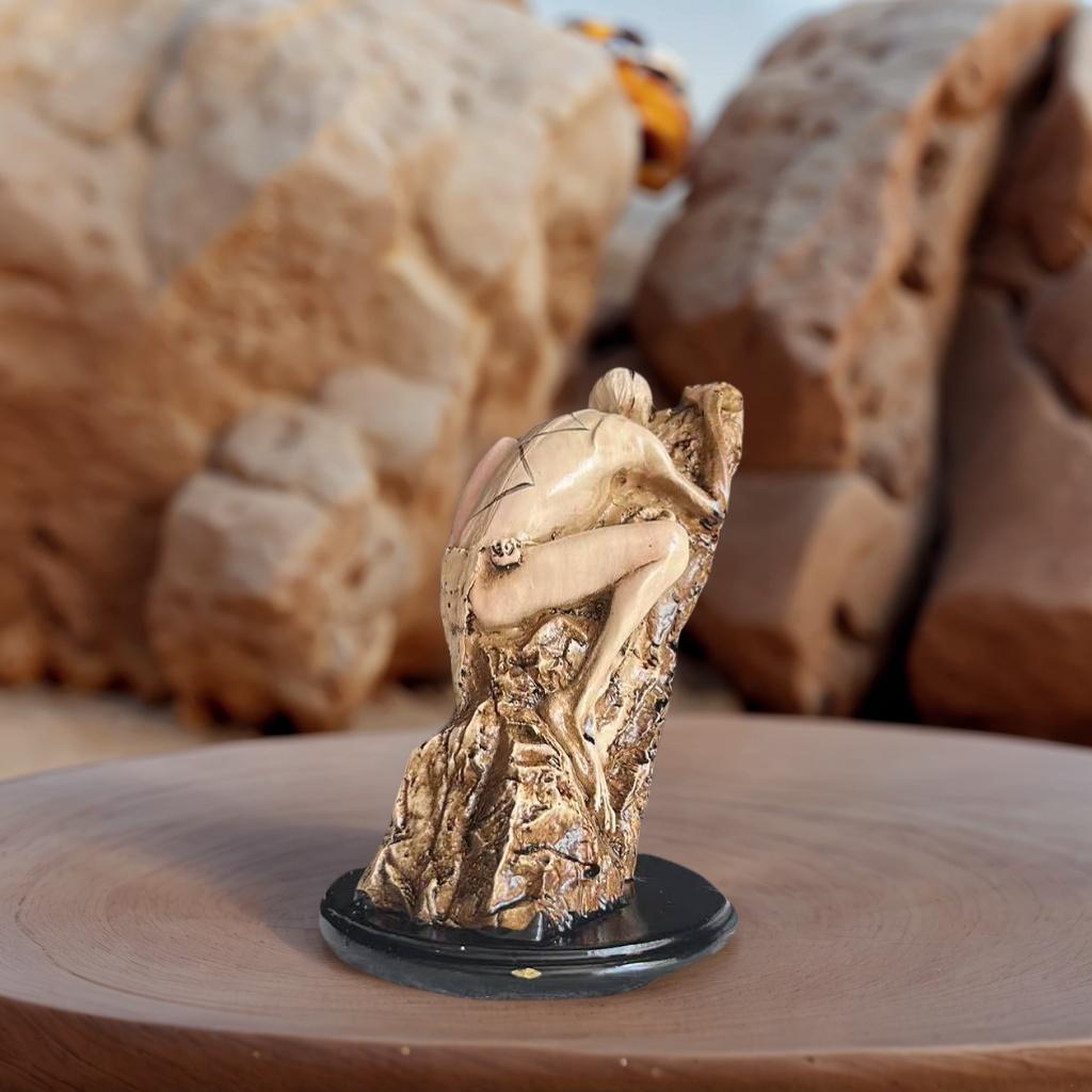 1 Piece of Tree-Hugging Humanoid Art Statue Ornament, Abstract Nature Fusion Design, Living Room Desktop Soft Decoration, Creative Atmosphere Display