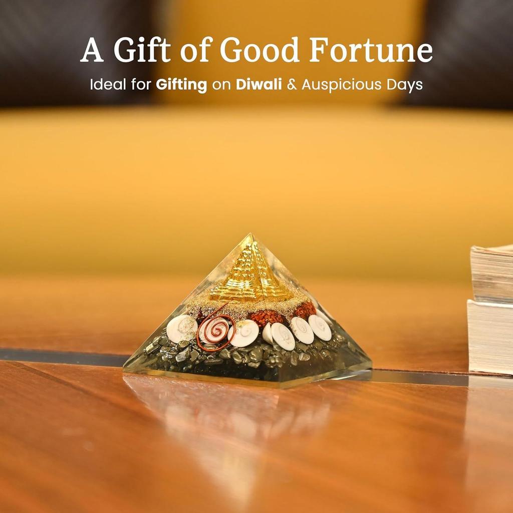 Geldmagnet Pyrit Pyramide für Vastu, Zuhause & Büro | Original Pyrit Stein mit Rudraksha, Gomati Chakra & Shri Yantra