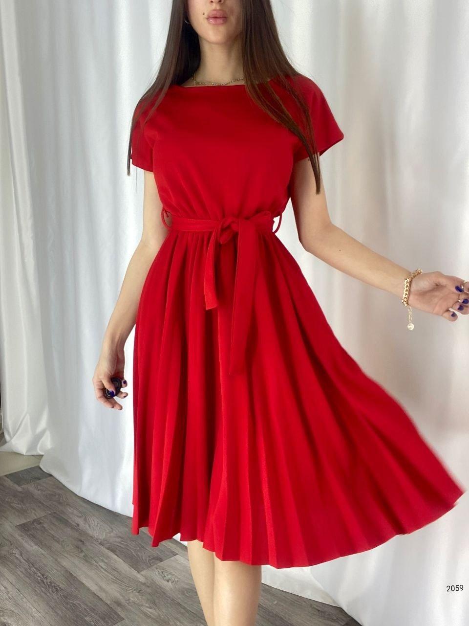 

Платье с поясом и плиссированной юбкой.