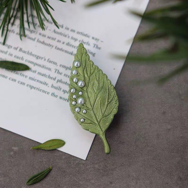 Elegant 3D Leaf & Pearl Brooch - Fashionable Pin for Clothing Accessories