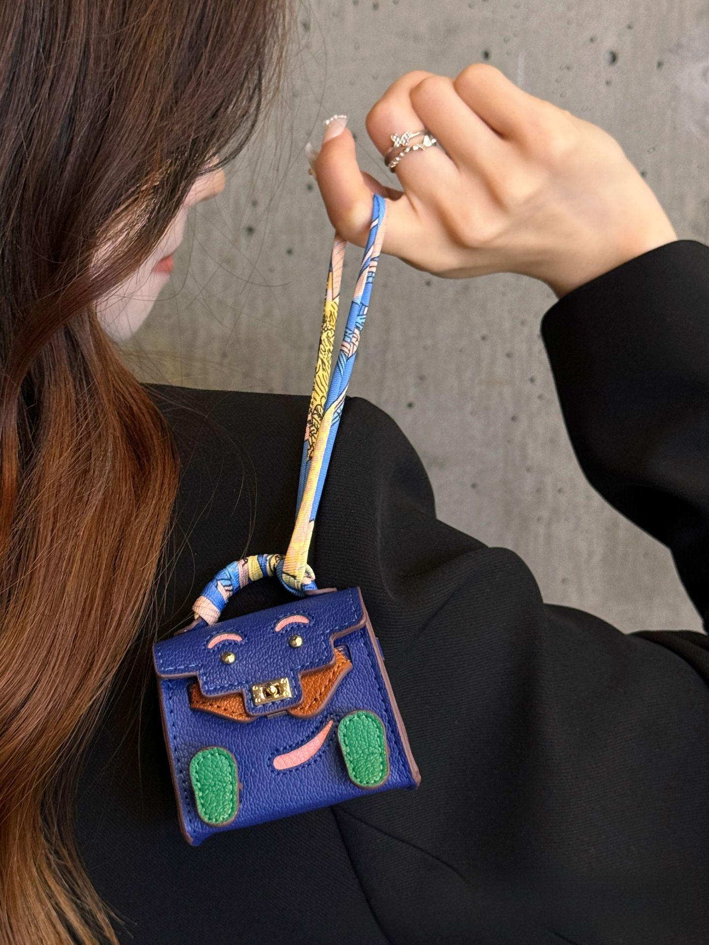 

Совместимо с куклами H Family: Сумка для наушников Mini Monster и брелок для ключей от машины. синий