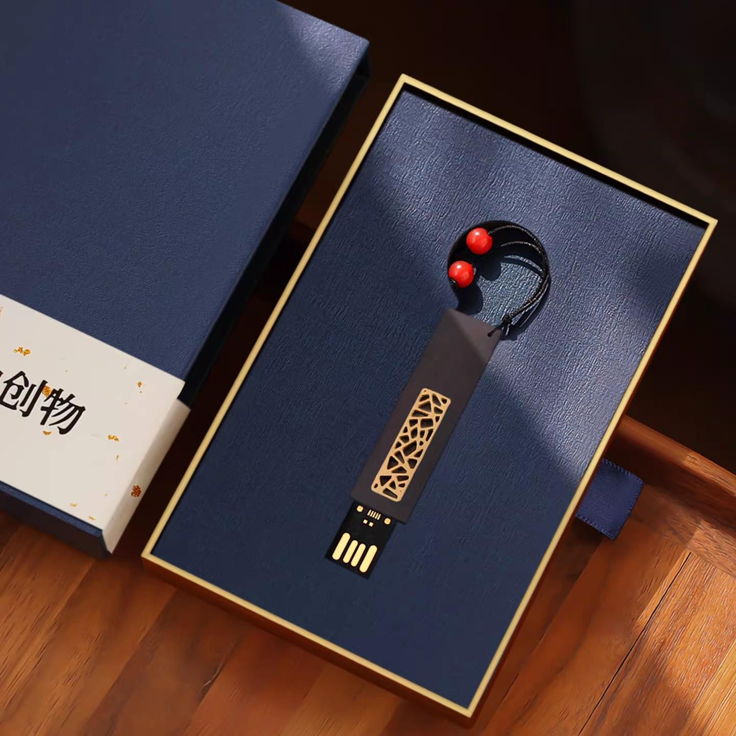 

Retro-Style USB Flash Drive with Engraved Logo and Gift Box Packaging 8GB