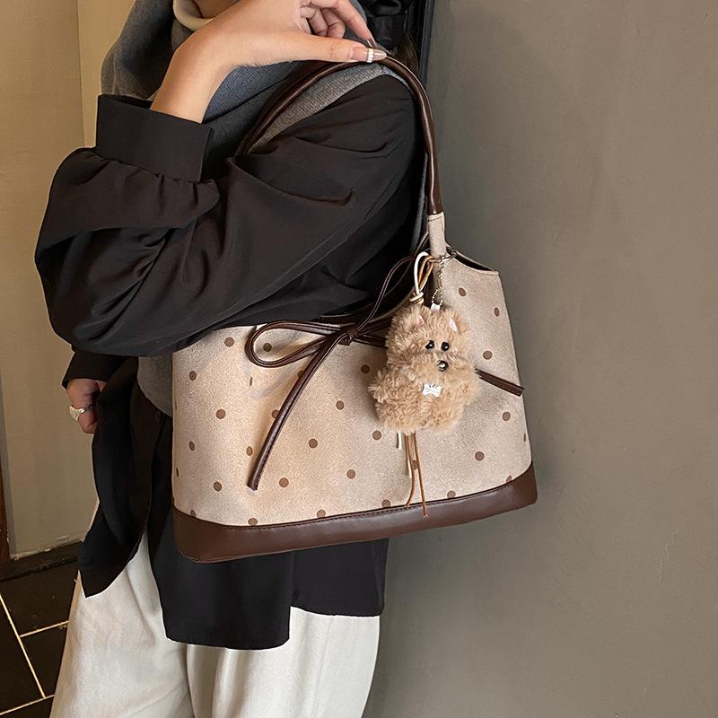 Borsa a Spalla Y2K Carina a Pois in Pelle Scamosciata per Donna Marrone Grande Capacità Borsa Tote Peluche Cane Ciondolo Fiocco Decorazione Borsa a Mano Retrò