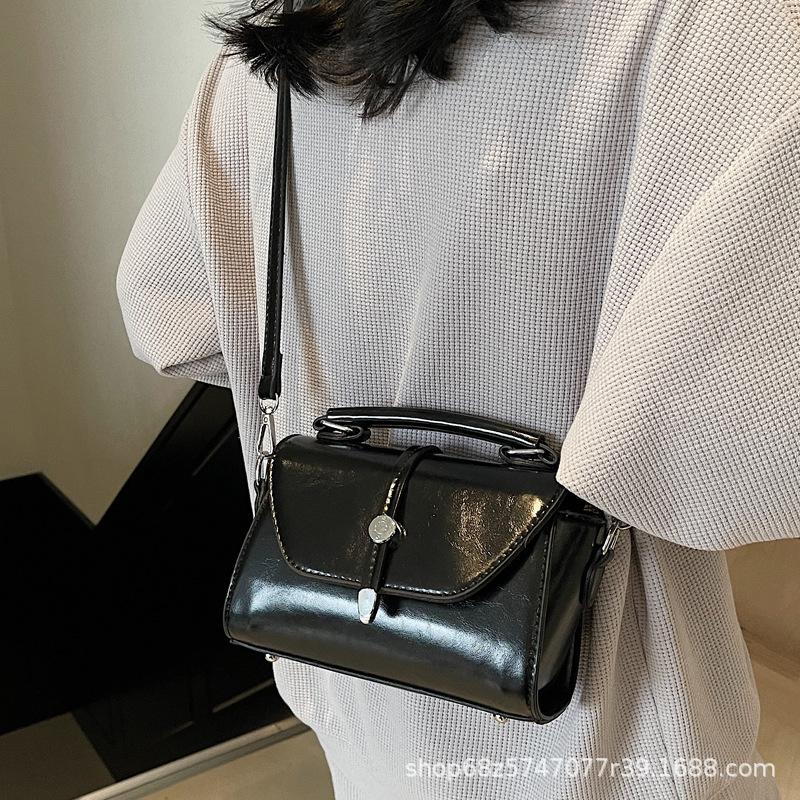 2025 Baguette Bag Messenger Bag Women's Korean Version New Fashion Simple Retro Versatile Commuter Shoulder Bag