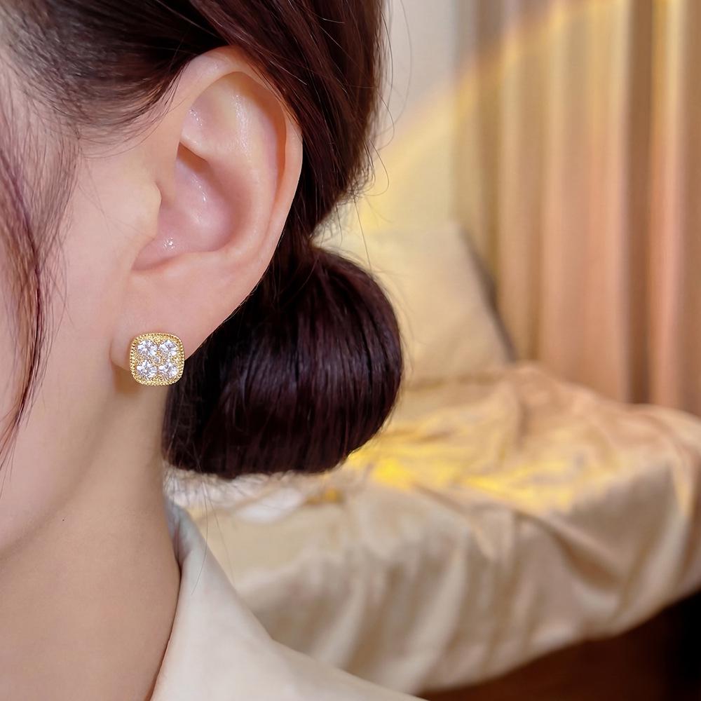 Copper-Plated Gold Fashion Earring Set: Lightweight, Luxurious Six-Piece Studs with a Versatile High-End Feel for Women