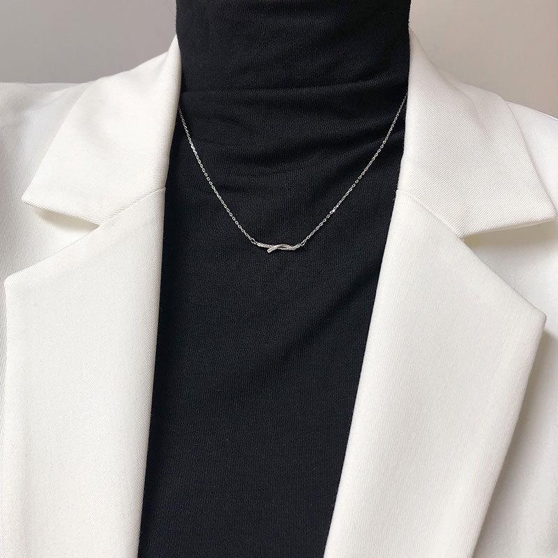 Geometric Cross Knot Diamond Studded Necklace for Women with A Cool and Versatile Style, Simple Collarbone Chain for Women's Fashion